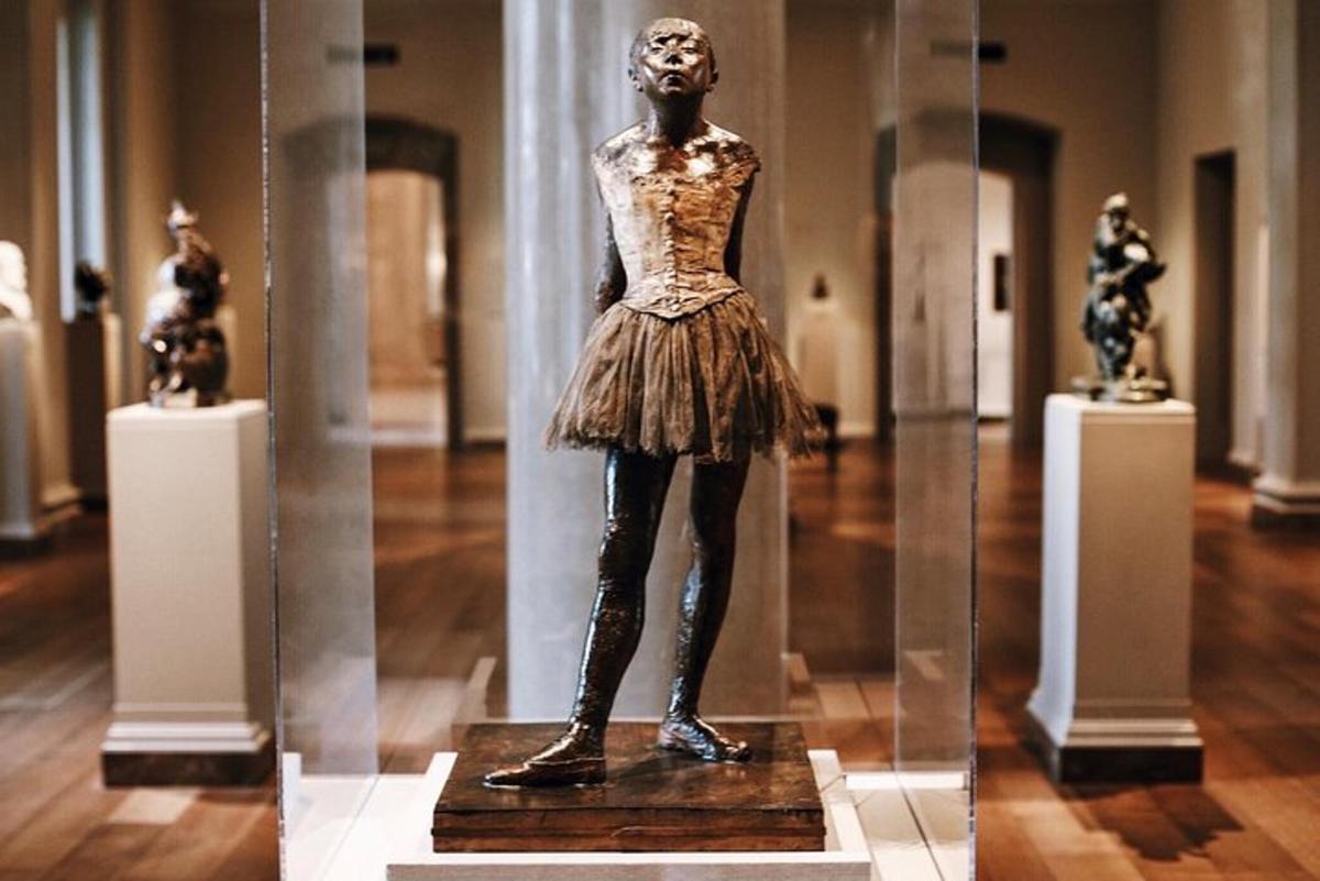 un maniquí en una vitrina d'un museu