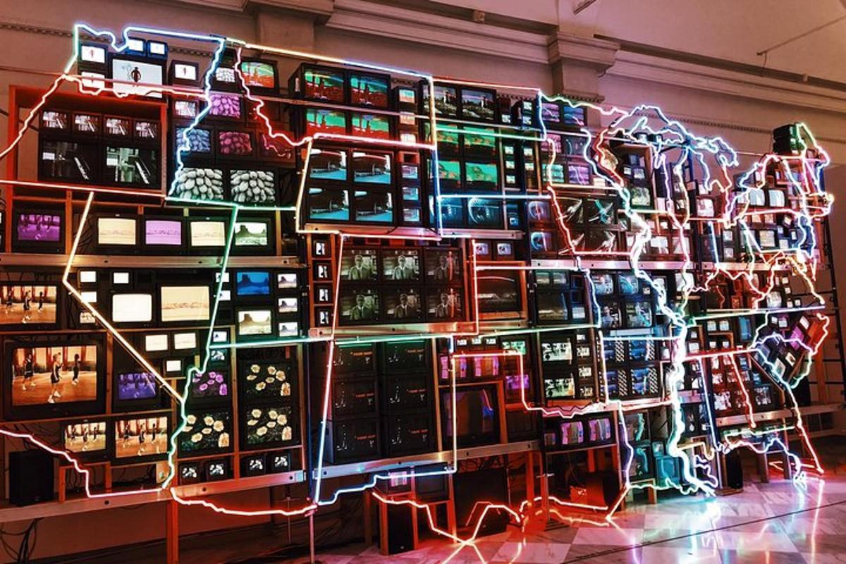 ruangan dengan dinding yang dipenuhi banyak barang elektronik