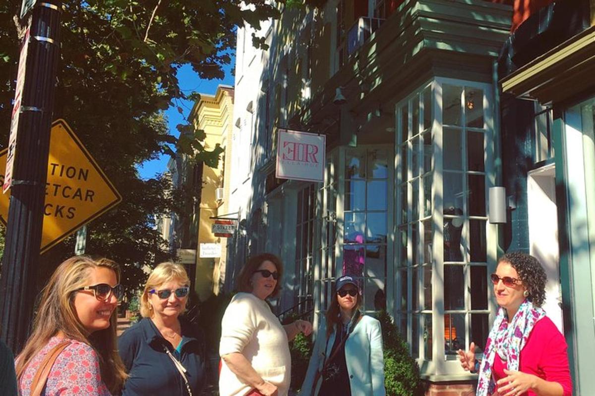 un gruppo di donne che camminano lungo una strada cittadina