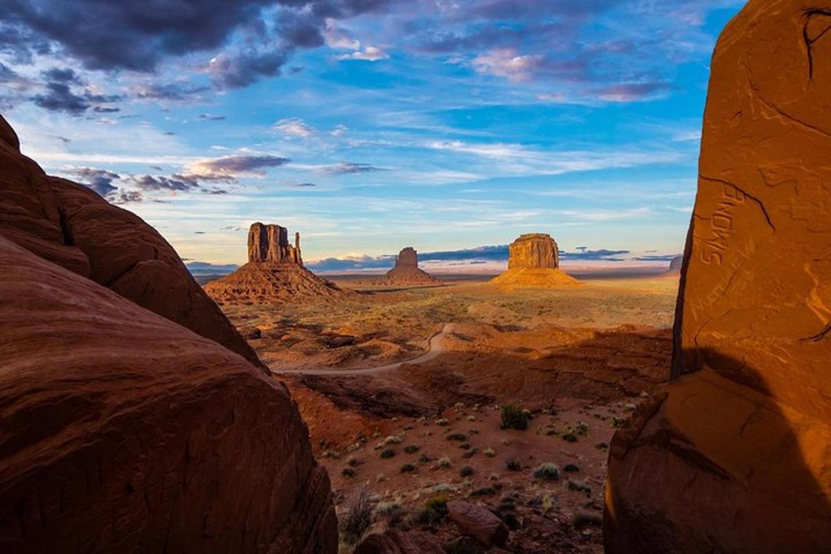 uma vista de um deserto com rochas e formações