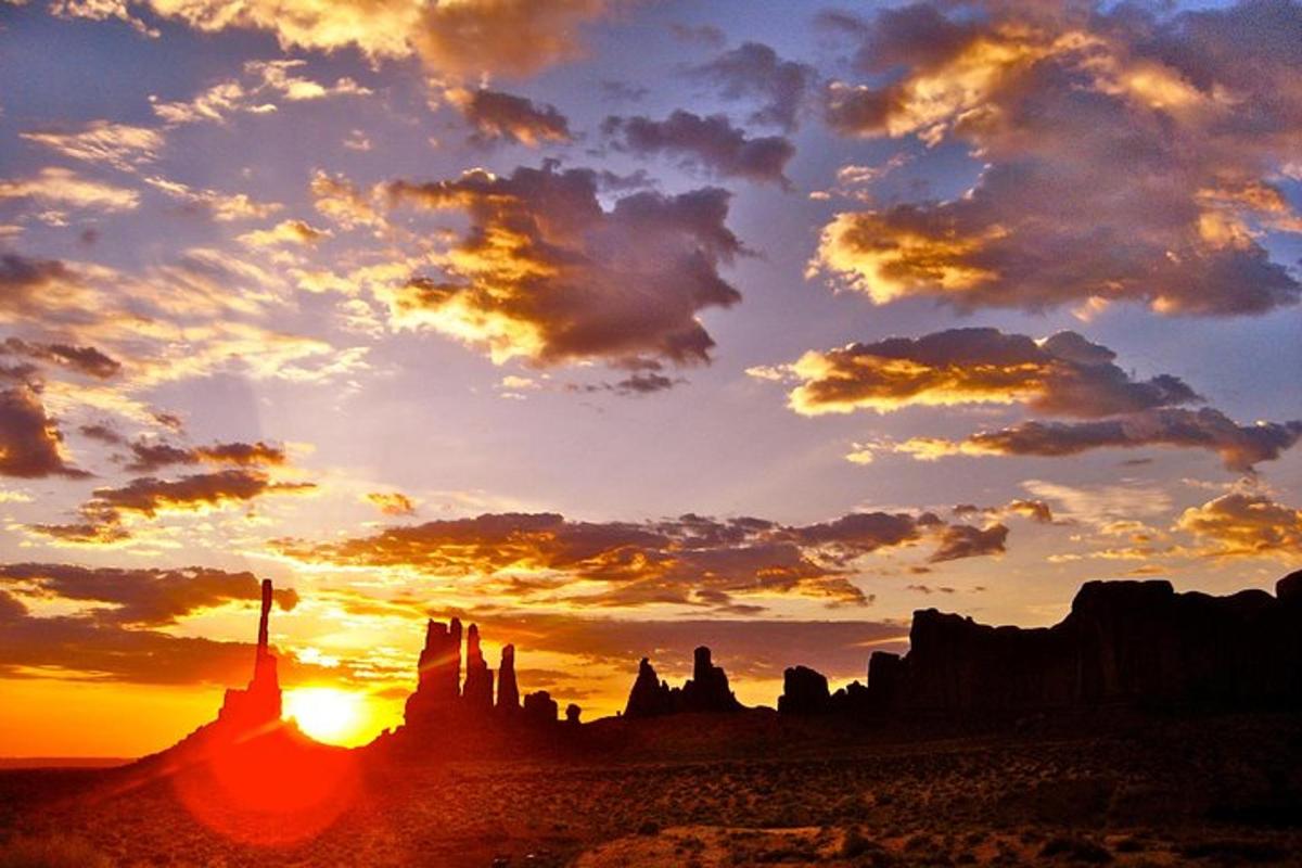 um pôr do sol no deserto com o sol no céu