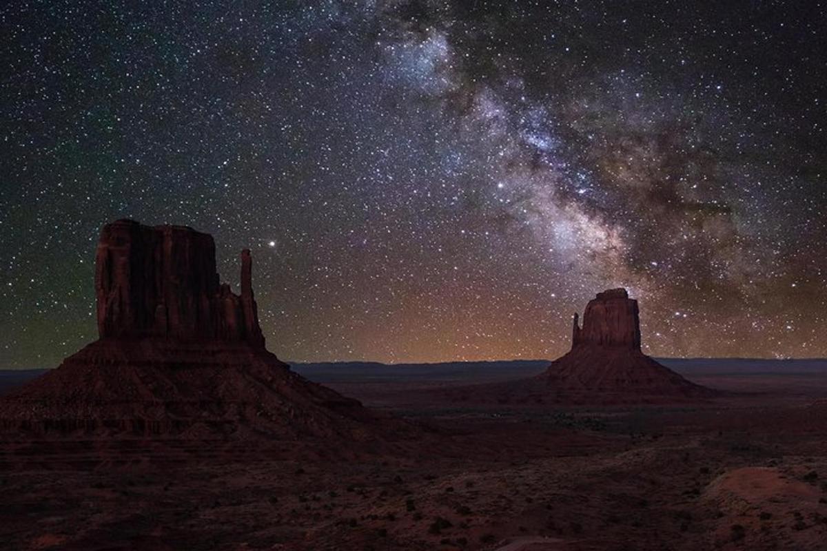 uma noite estrelada no deserto com a via láctea