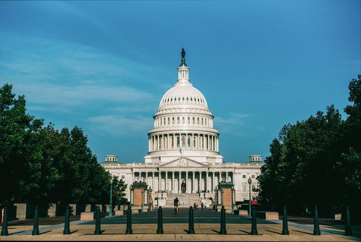 an image of the united states capitol building