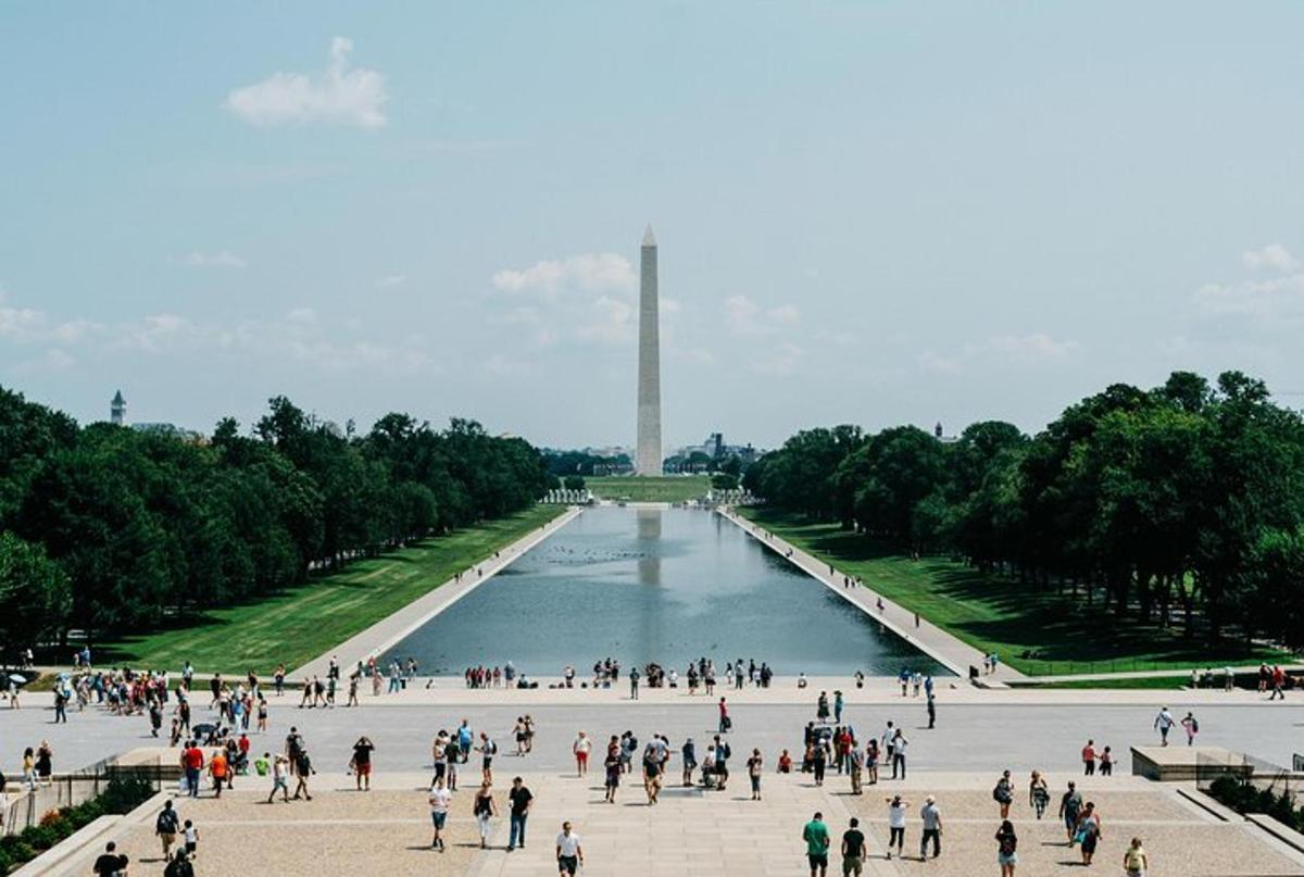egy tömeg sétál a Washington-emlékmű körül