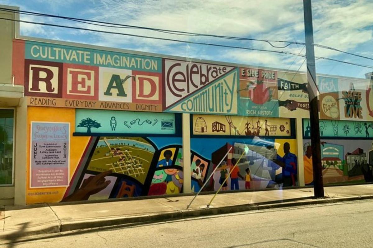 un edificio con molti graffiti sui lati
