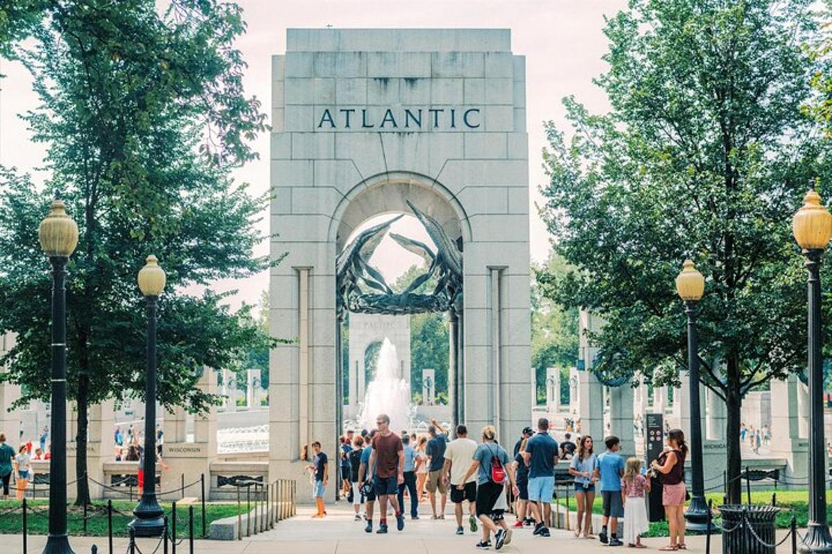 skupina ljudi, ki hodijo pred stavbo Atlantic