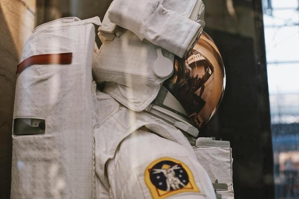 pakaian astronot dipajang di museum