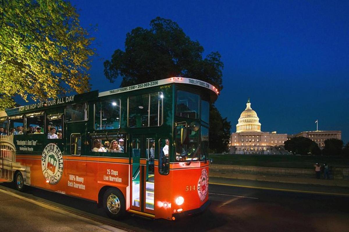 un autobus che percorre la strada di fronte al Campidoglio