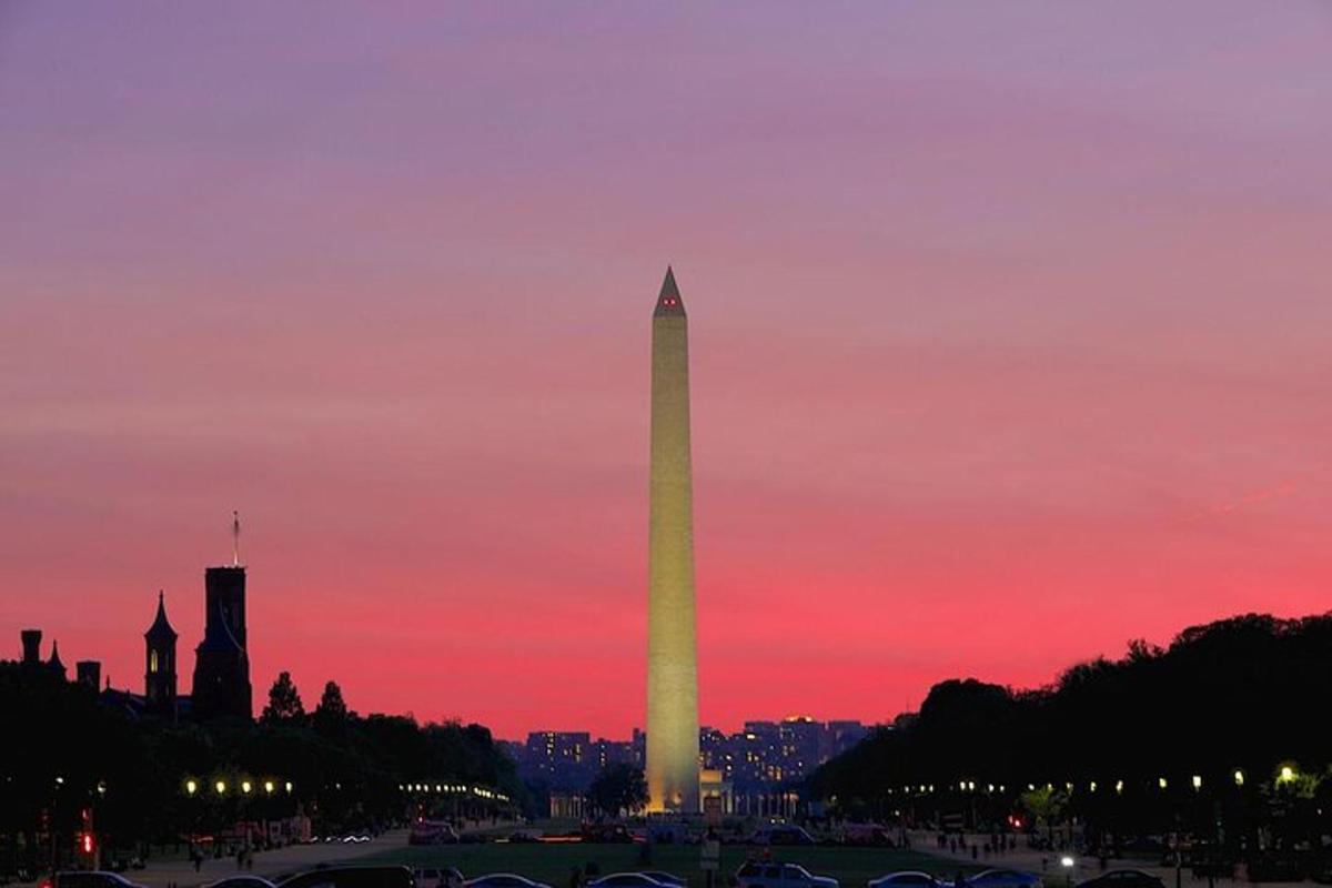 un monumento a Washington è illuminato al tramonto