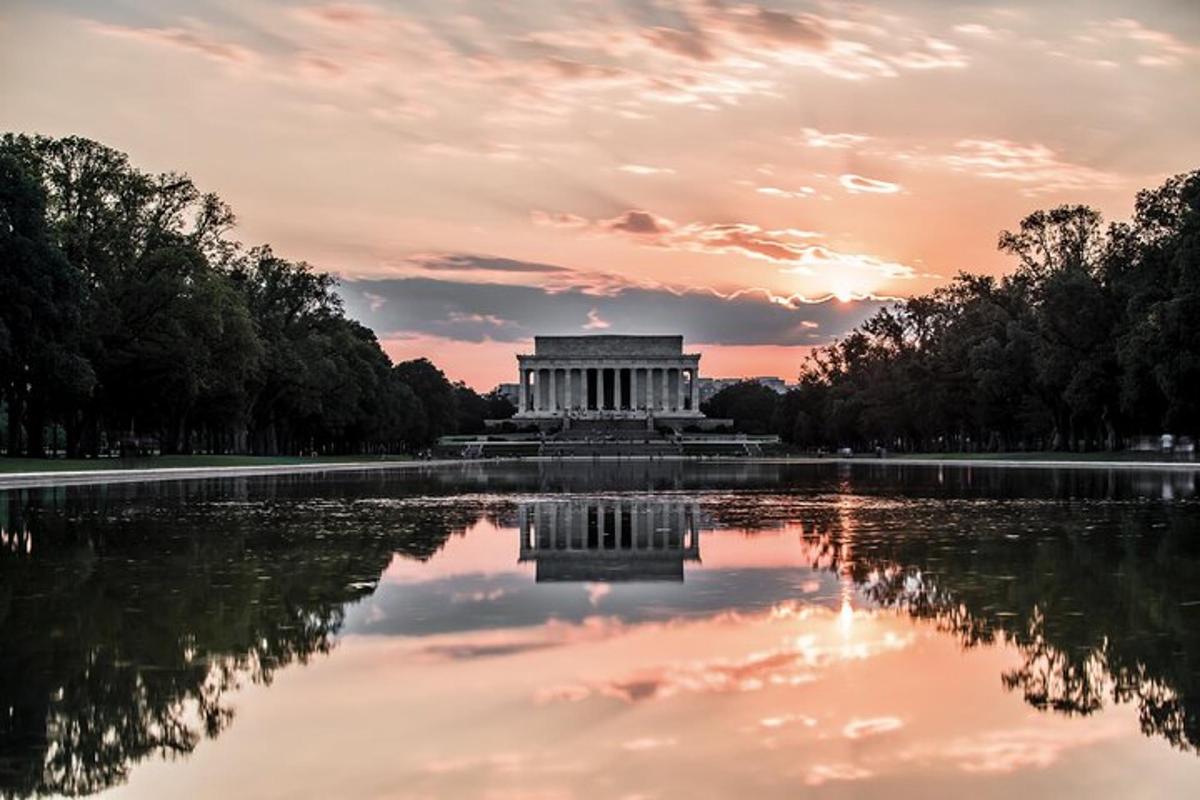 un temple reflectint-se en un estany a la posta de sol