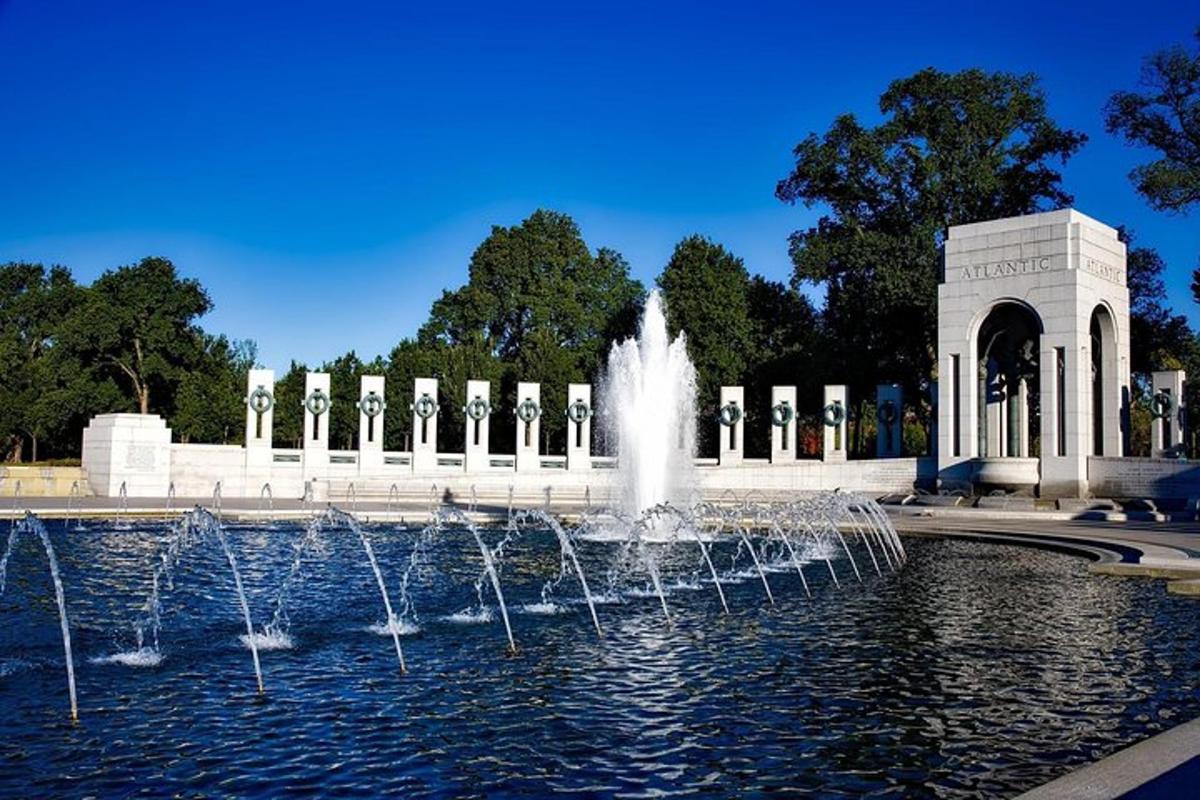 una fuente de agua frente a un monumento