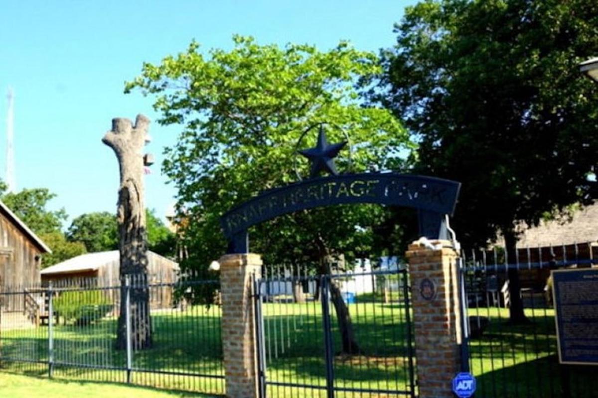 o poartă către un cimitir cu o girafă în spatele ei