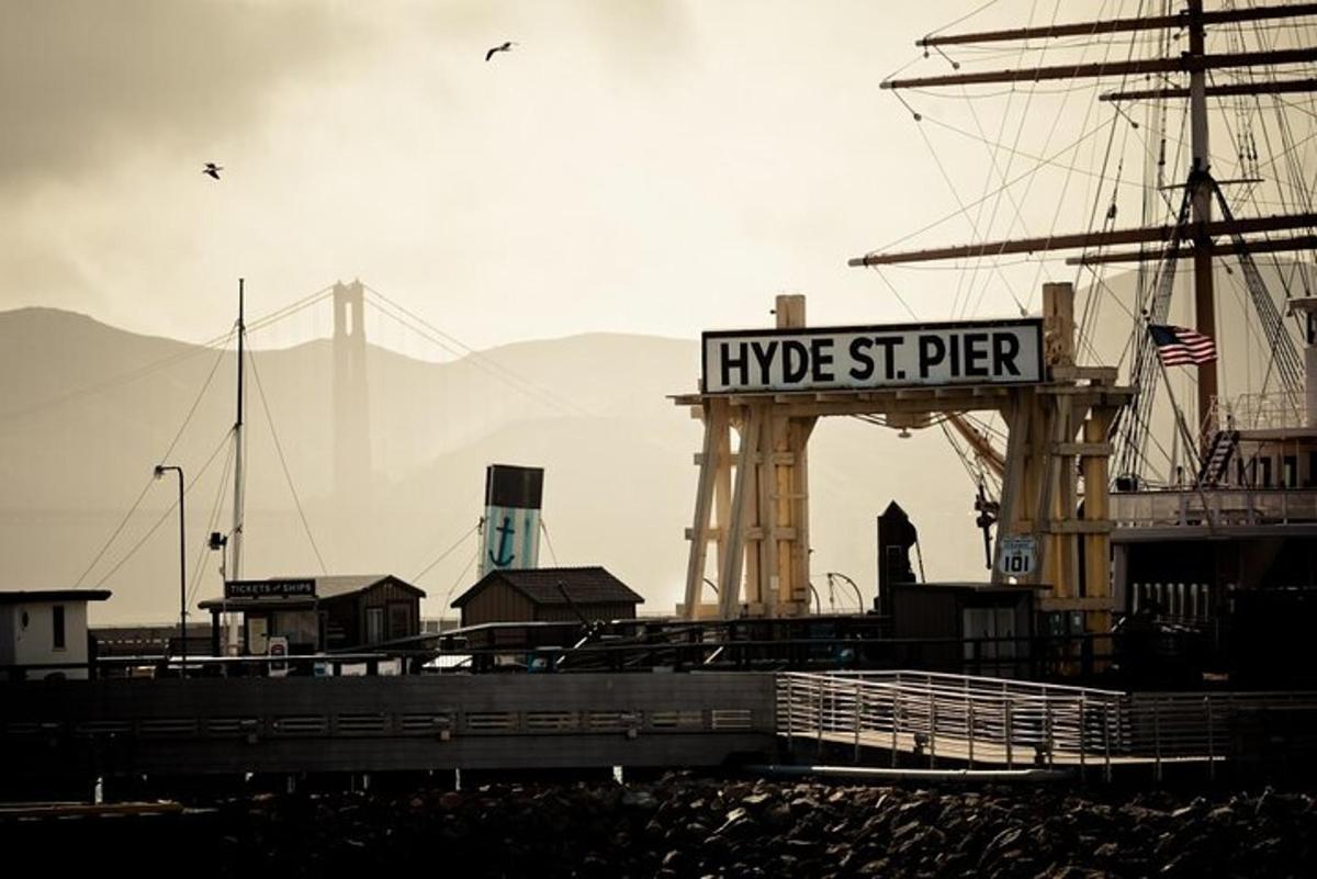 「hype st pier」と書かれた看板のある船が停泊している埠頭
