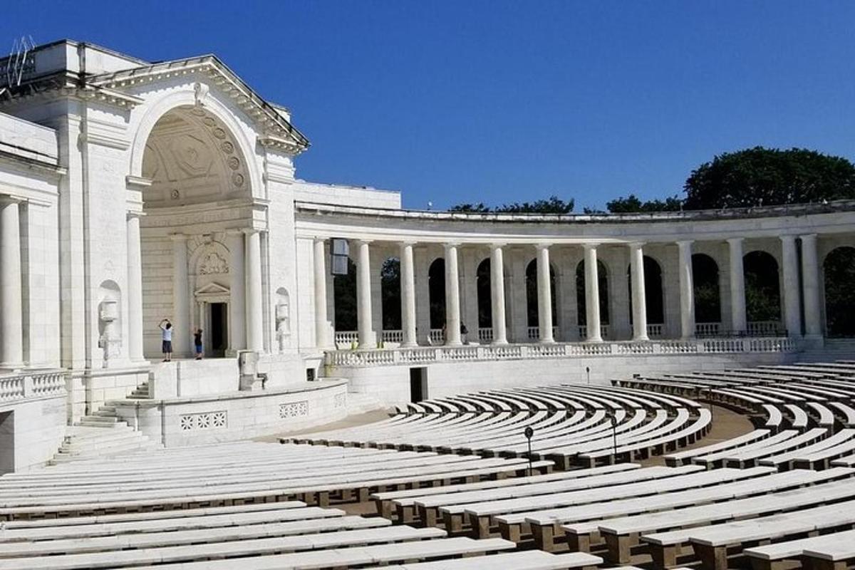 um anfiteatro vazio em um grande edifício branco