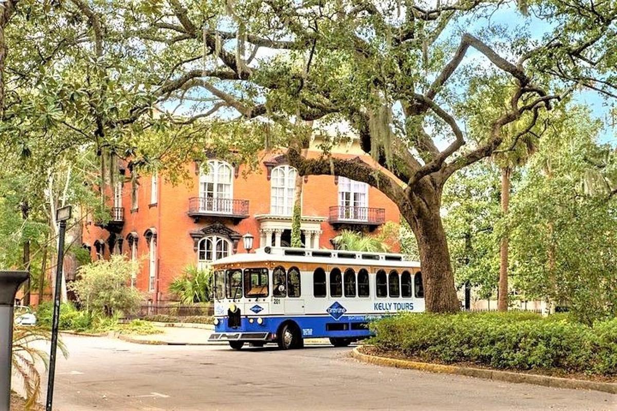 un autobus blu e bianco parcheggiato davanti a un edificio