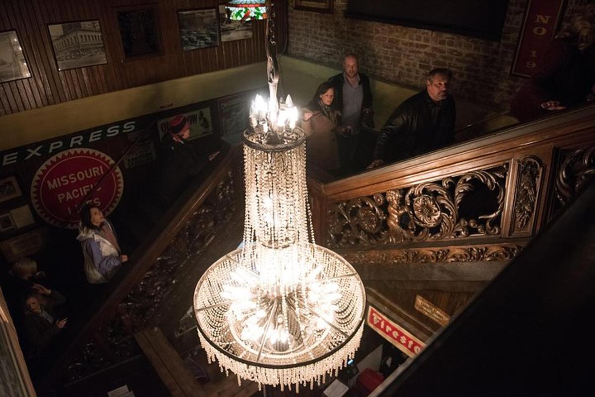 candelier yang tergantung di siling restoran