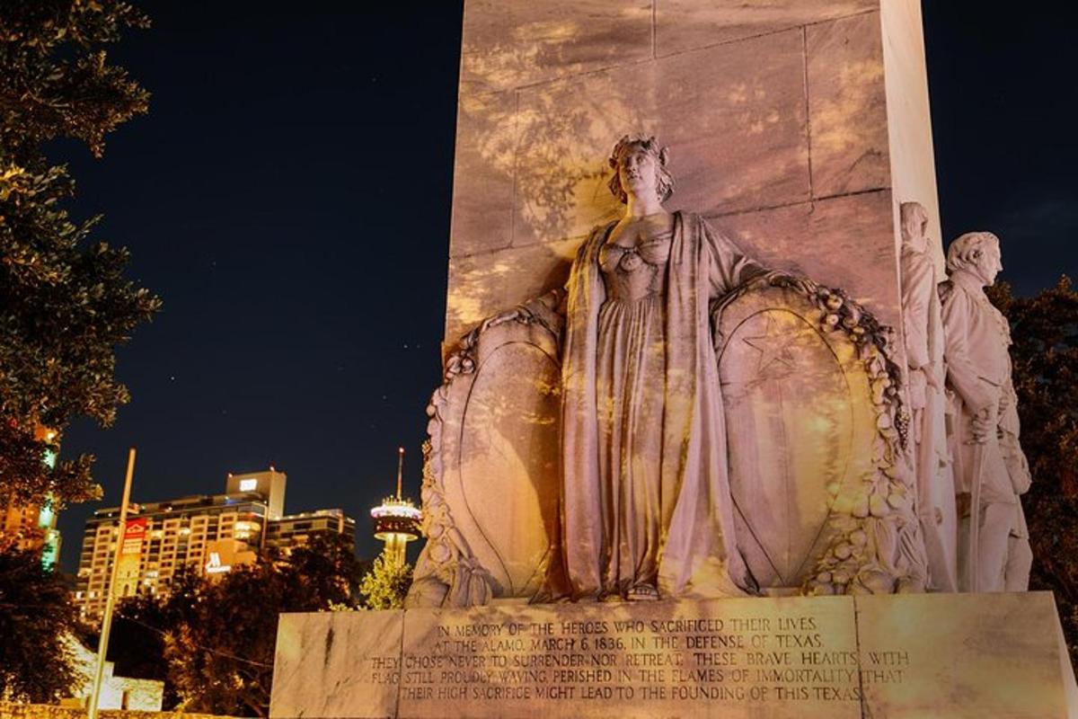 una statua davanti a un edificio di notte