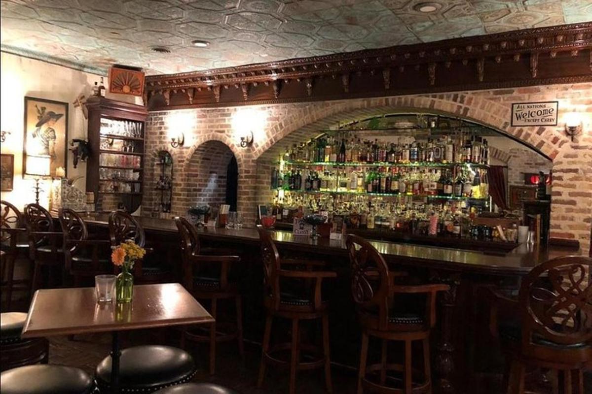 eine Bar mit Holzstühlen und einer Ziegelwand