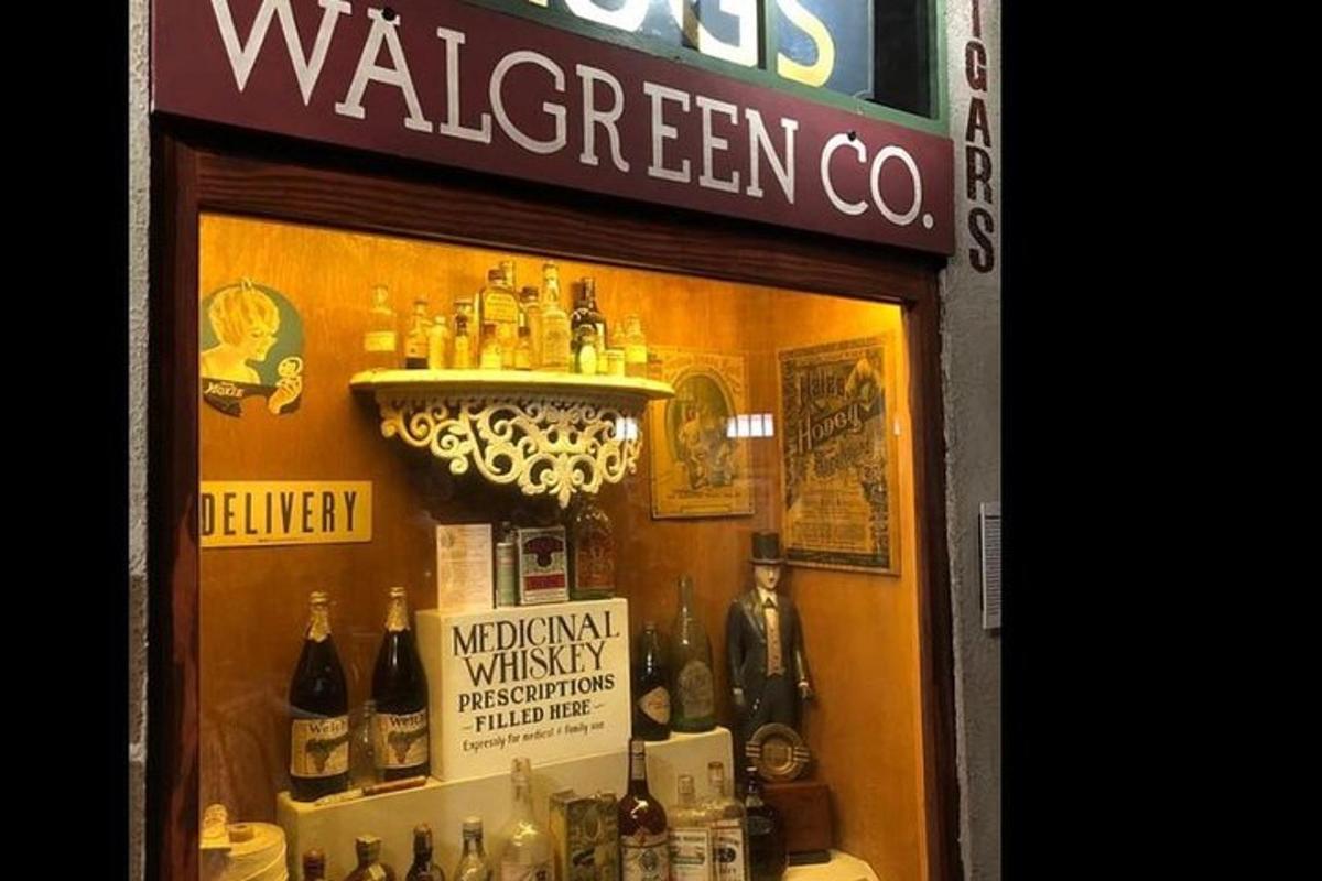 ein Schaufenster mit einem Haufen Flaschen darin