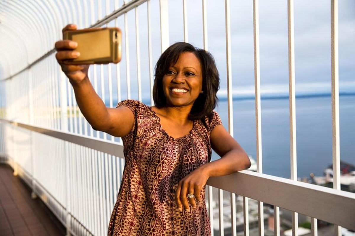 una donna che tiene in mano un cellulare su un ponte