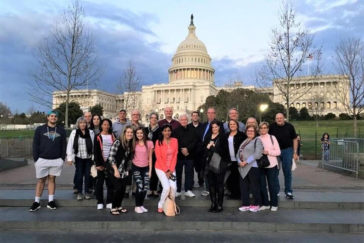 un grup de persones posant davant del Capitoli