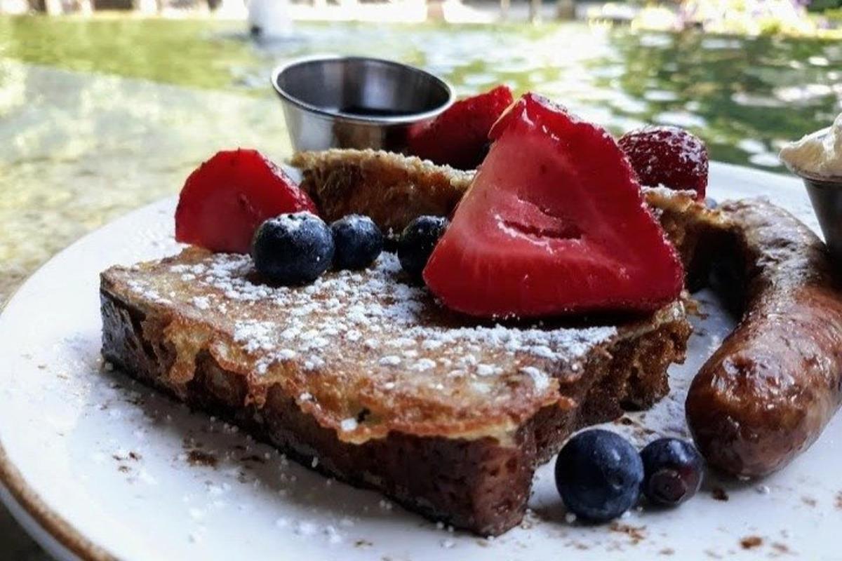 un pezzo di pane con della frutta sopra su un piatto