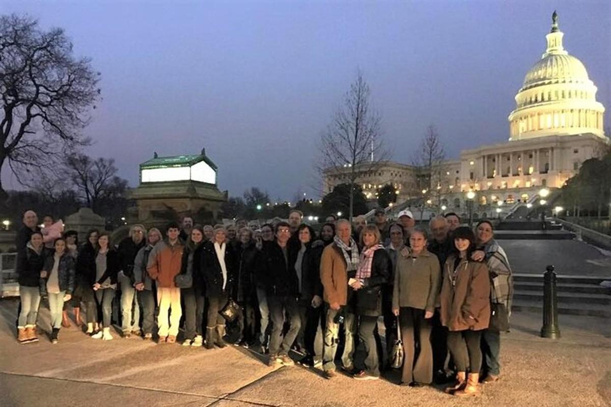 un grup de persones dempeus davant de l'edifici del Capitoli