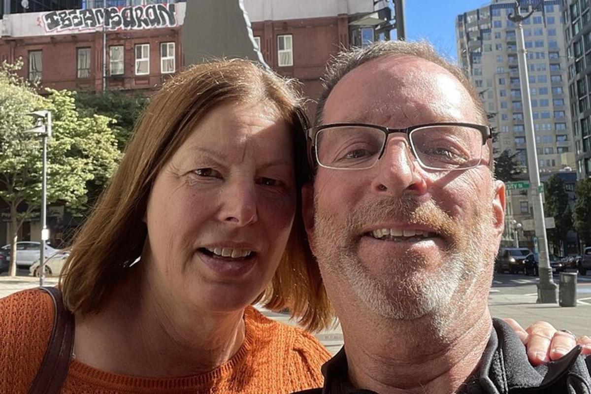 een man en een vrouw poseren voor een foto