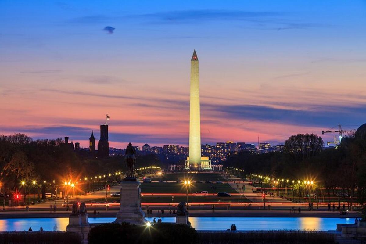 una vista del monument a Washington a la nit
