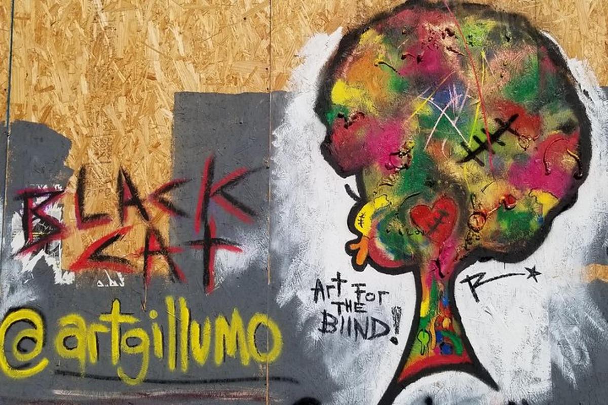 lukisan kepala di dinding dengan grafiti
