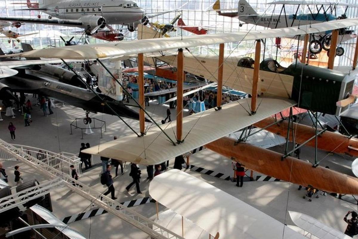 un aereo appeso al soffitto di un museo