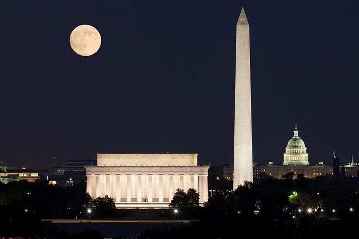 Täiskuu tõuseb Washingtoni monumendi ja Washingtoni obeliski kohale