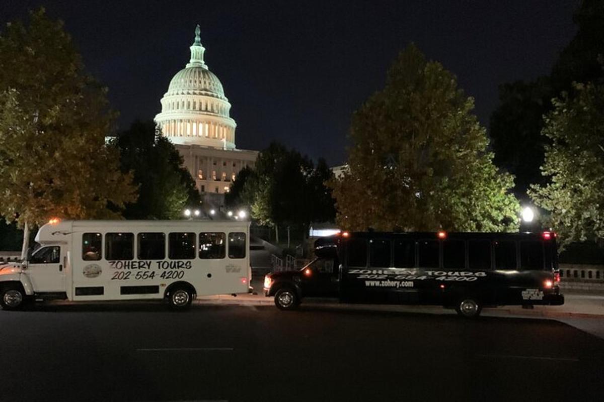 buss pargitud Ameerika Ühendriikide Kapitooliumi hoone ette