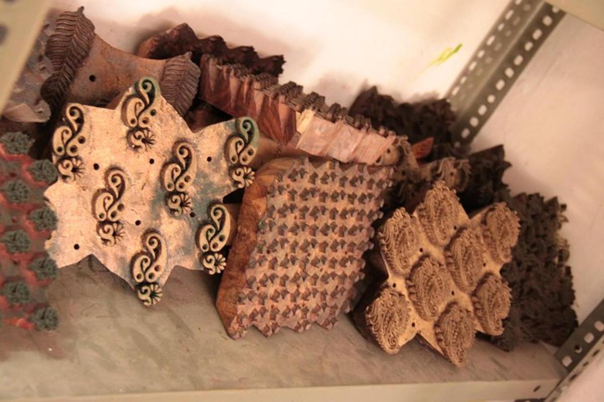 o grămadă de fursecuri de turtă dulce așezate pe o masă