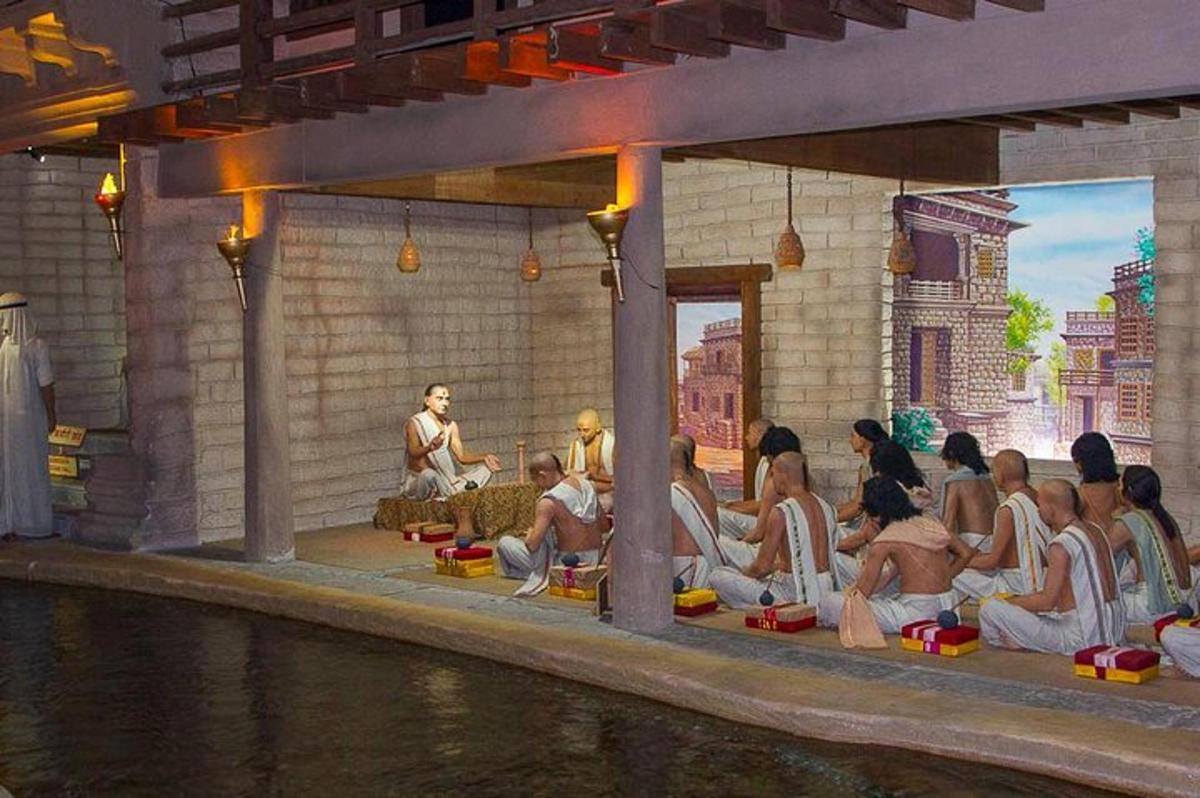 skupina lidí sedících na molu u vody