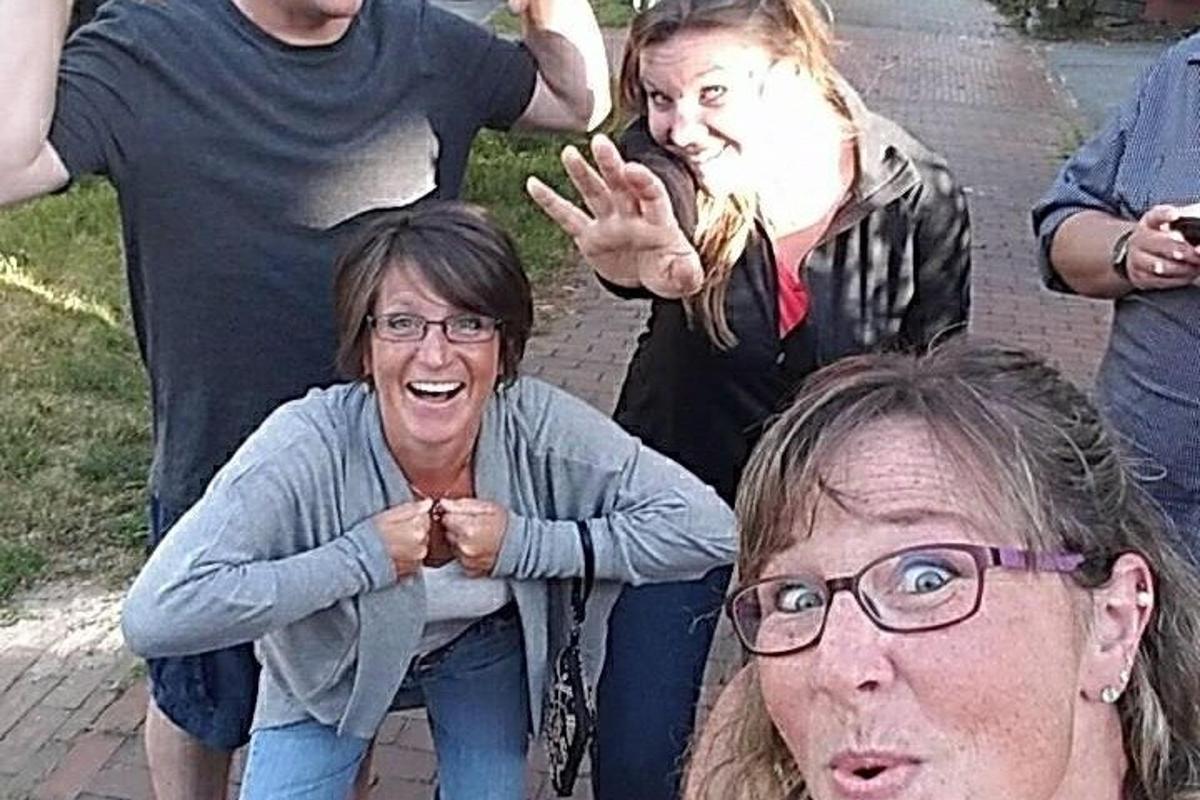 skupina lidí pózujících pro fotografii