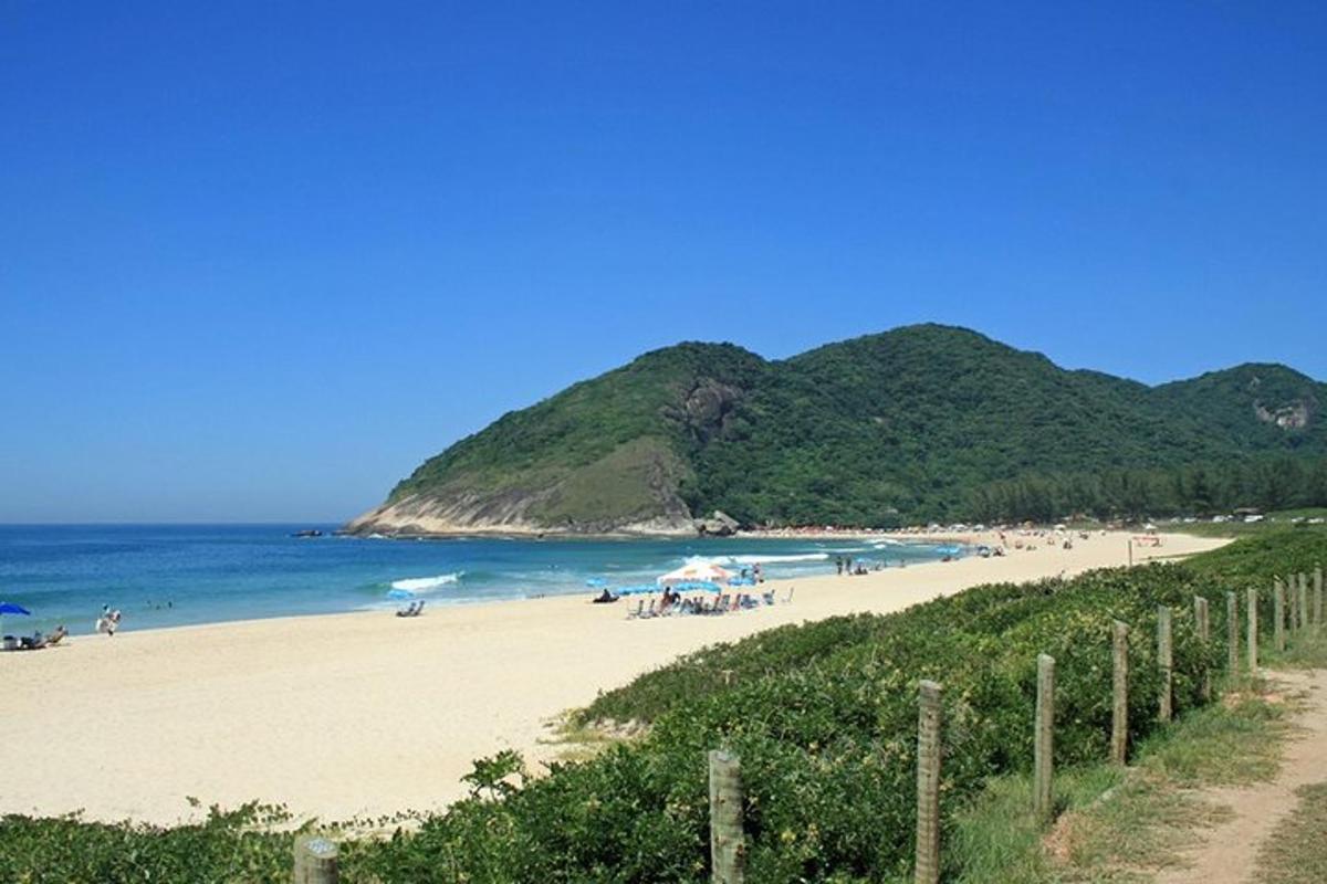 pantai dengan orang di atas pasir dan lautan