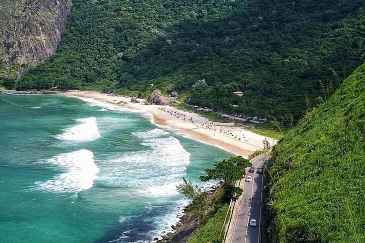 pemandangan udara pantai dengan kereta di atasnya
