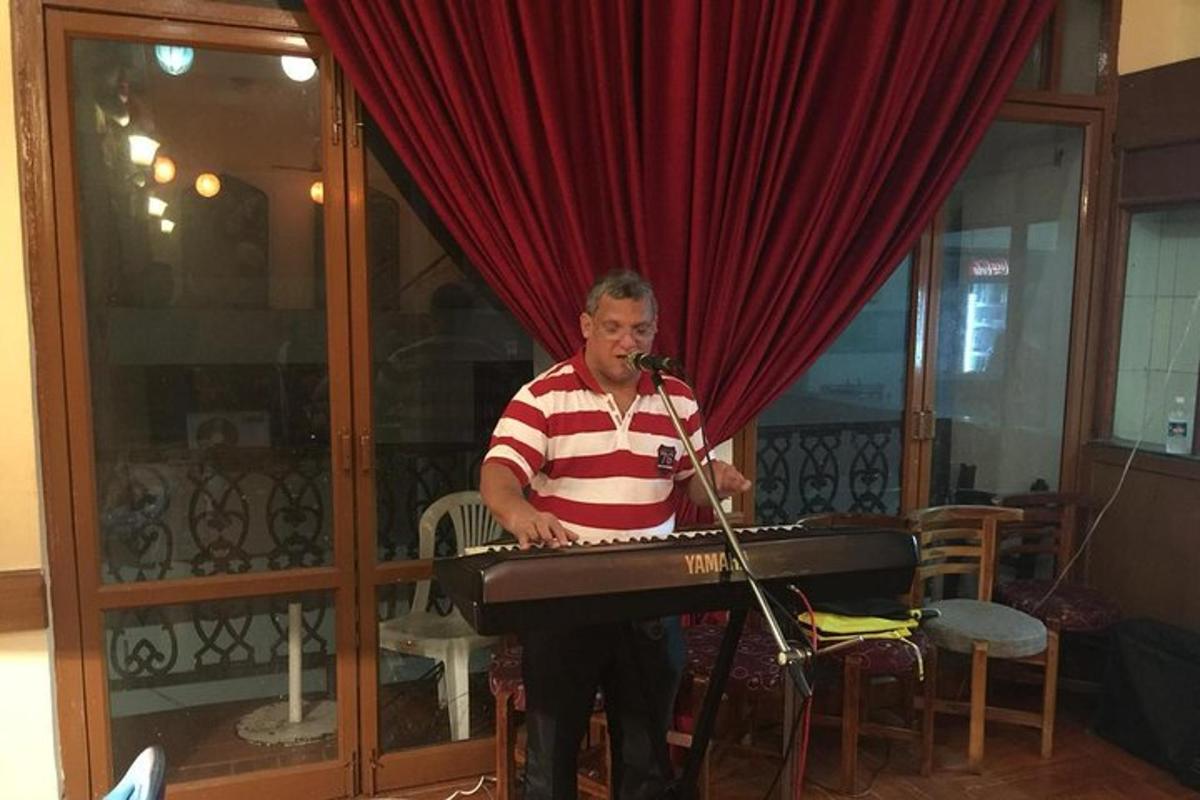 muž hrajúci na klavíri s mikrofónom
