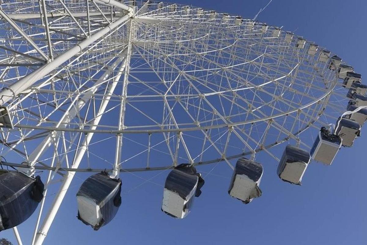 колесо огляду з кріслами на ньому