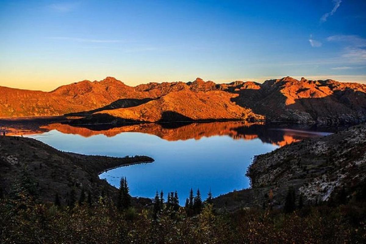 un lago in mezzo a una catena montuosa