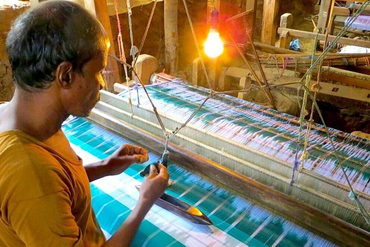 чоловік працює на верстаті на заводі