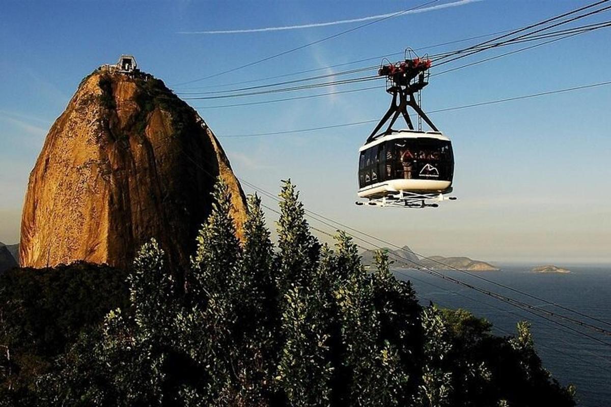 isang cable car ang lumilipad sa ibabaw ng bundok