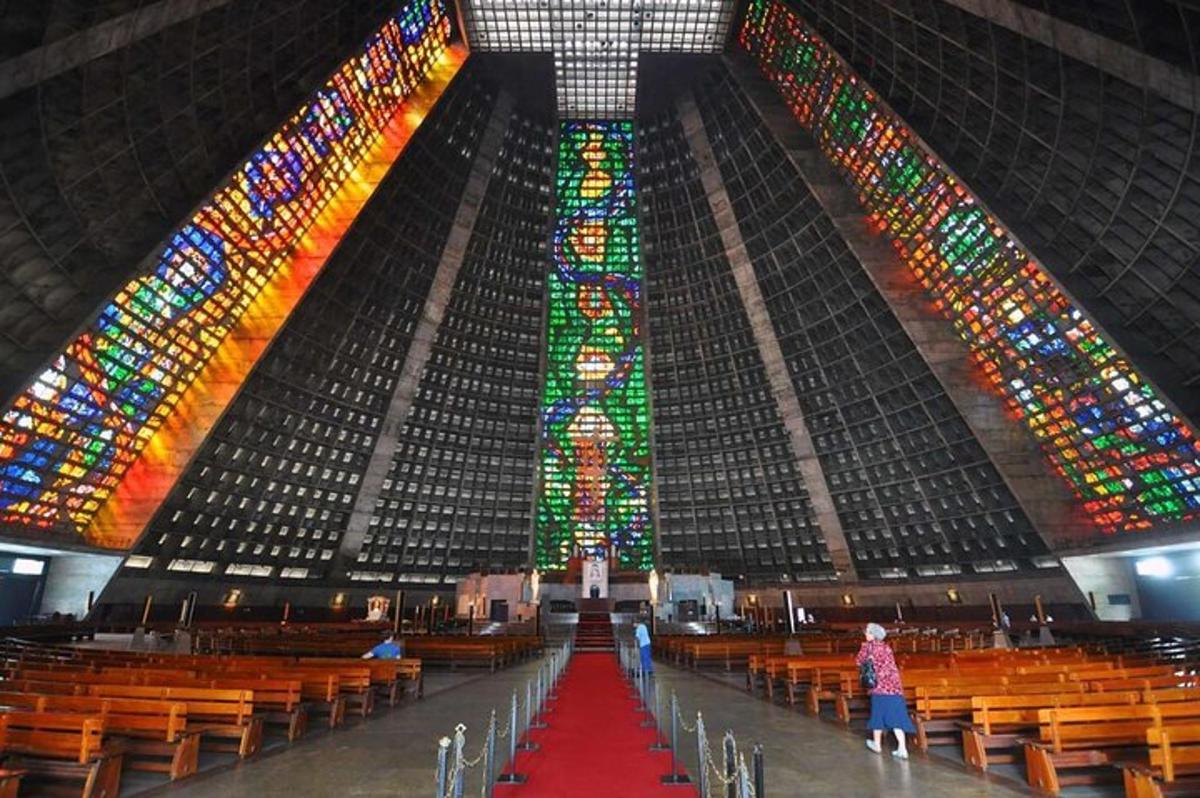 isang malaking simbahan na may malaking stained glass na bintana