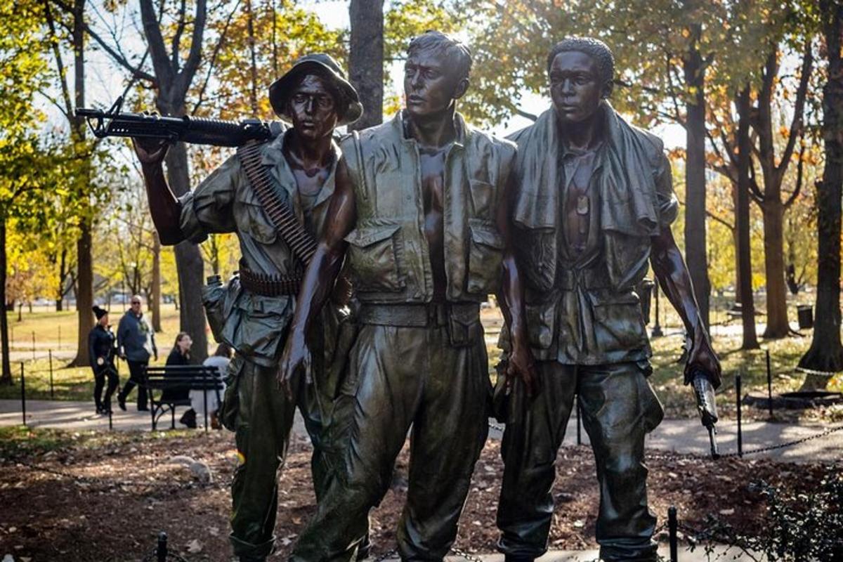 uma estátua de três homens em um parque