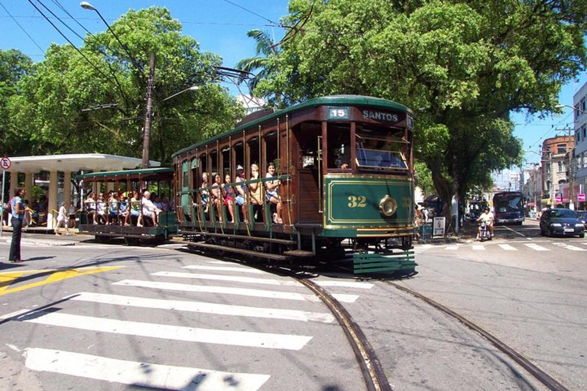 un carretó ple de gent baixa pel carrer