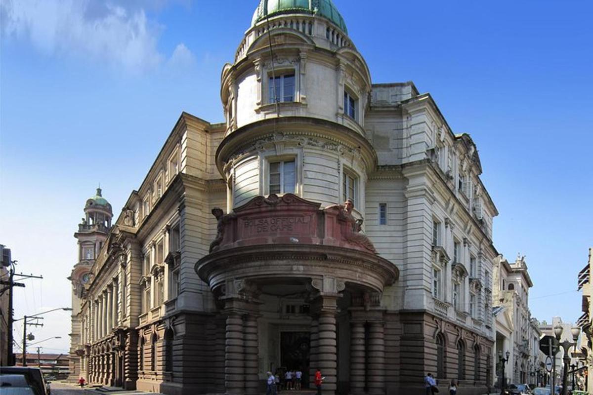 un edifici antic amb una cúpula a sobre