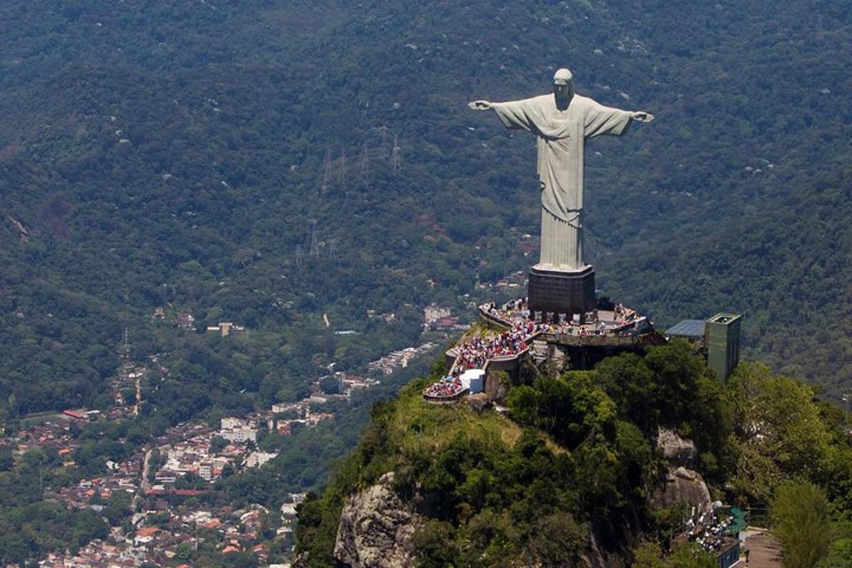 una statua del Cristo Redentore in cima a una montagna