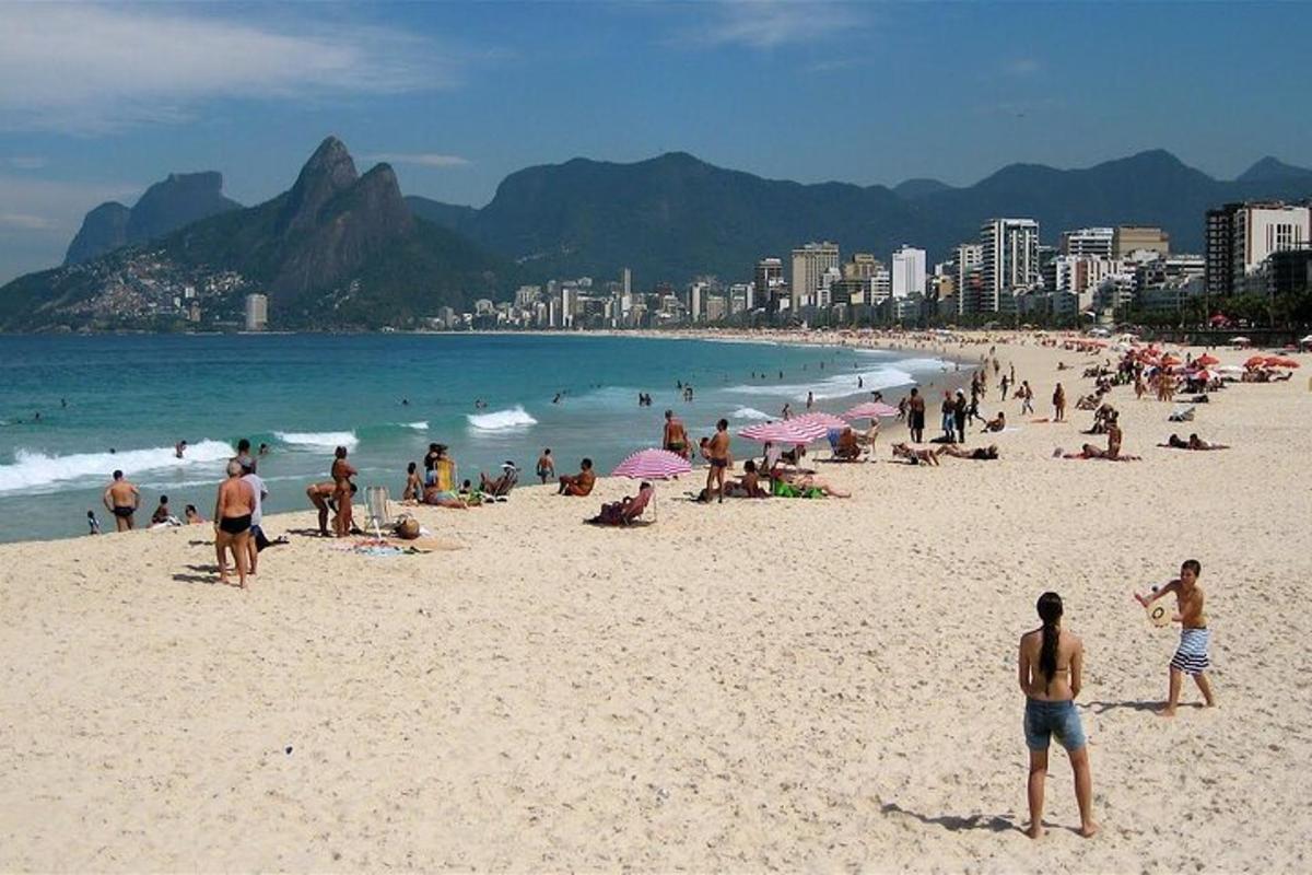 skupina ljudi na plaži z oceanom