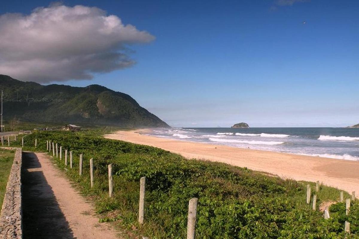 una spiaggia sabbiosa con una recinzione vicino all'oceano